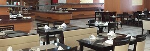 حيث تُقدم وجبات الإفطار، الغداء، العشاء، خيارت الطبخ المحلي والعالمي