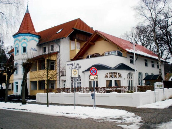 Unclassified image, 1 of 21, button