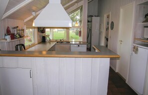 Fridge, stovetop, dishwasher, coffee/tea maker - Amazing home in Humble with sauna (Humble)