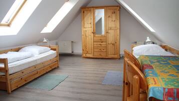 2 bedrooms, travel crib, WiFi