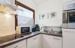 Kühlschrank, Mikrowelle, Herdplatte, Geschirrspüler