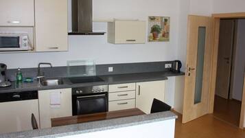 Micro-ondes, four, lave-vaisselle, chaise haute