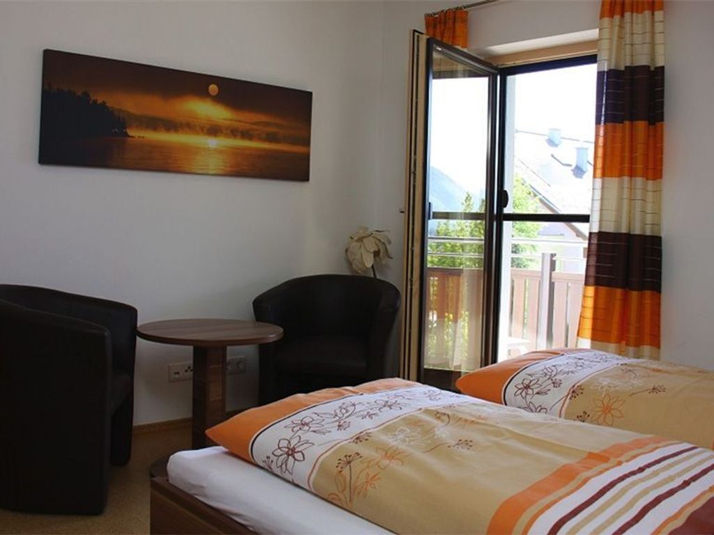 1 Schlafzimmer, Schreibtisch, Bettwäsche