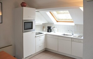 Réfrigérateur, plaque de cuisson, lave-vaisselle, cafetière/bouilloire