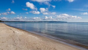 A beach with a clear sky and calm water. - Garden Suite Penthouse (Prora/Rügen)