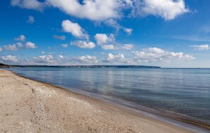 På stranden og fisking