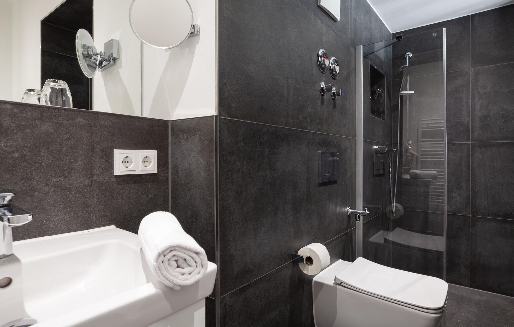 Un baño moderno con bañera, inodoro y ducha.