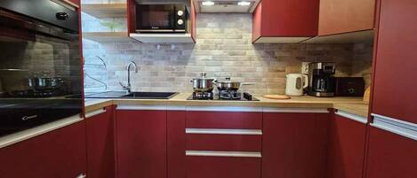 Kühlschrank, Mikrowelle, Ofen, Herdplatte