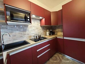 Fridge, microwave, oven, stovetop - Holiday apartment with terrace, air conditioning and sea view (Crikvenica)