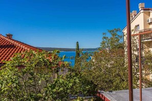 Property grounds - Holiday apartment with terrace, air conditioning and sea view (Crikvenica)