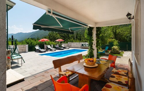 Gorgeous home in Podaspilje with WiFi