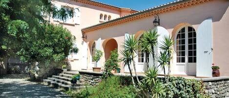 المنشأة من الخارج