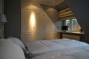 2 bedrooms, in-room safe, desk, travel cot