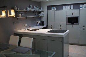 Geladeira, micro-ondas, fogão, lava-louças
