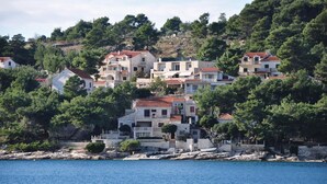 A coastal village with stone buildings, some with balconies, and a clear view of the sea. - 2 bedroom amazing apartment in Selca (Selca)