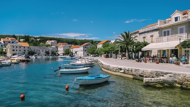 A coastal town with clear waters, boats docked along the shore, and buildings with stone facades. - 2 bedroom amazing apartment in Selca (Selca)