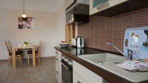 Refrigerador, horno, lavavajillas y periquera 