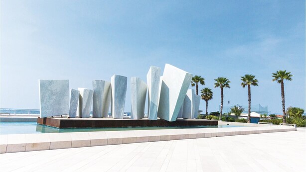 A modern sculpture installation by the poolside with a clear view of the ocean. - Awesome home in Massa (MS) with WiFi (Massa (MS))