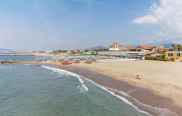 Una spiaggia nelle vicinanze, pesca