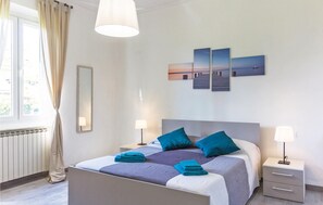 4 bedrooms, travel cot, free WiFi, bed sheets - Awesome home in Massa (MS) with WiFi (Massa (MS))