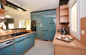Réfrigérateur, micro-ondes, plaque de cuisson, lave-vaisselle