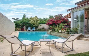 Pool - Amazing home in Milhaud with WiFi (Milhaud)