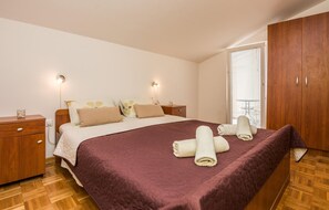 3 habitaciones, cuna de viaje y ropa de cama