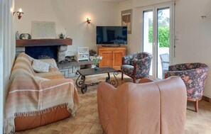 TV, fireplace - 4 bedroom amazing home in Locoal-Mendon (Locoal-Mendon)
