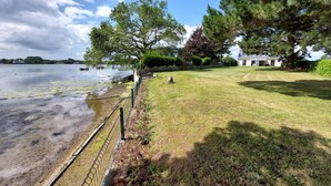 A grassy area with a fence, a large tree, and a house in the background. - 4 bedroom amazing home in Locoal-Mendon (Locoal-Mendon)