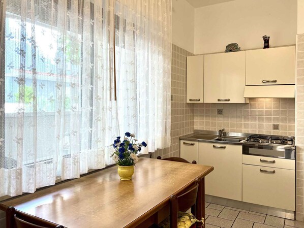 冷蔵庫、電子レンジ、コンロ、コーヒー / ティーメーカー