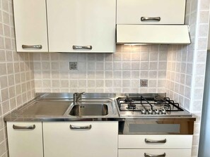 冷蔵庫、電子レンジ、コンロ、コーヒー / ティーメーカー