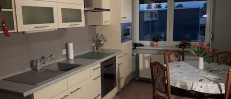 Jääkaappi, mikroaaltouuni, uuni, syöttötuoli