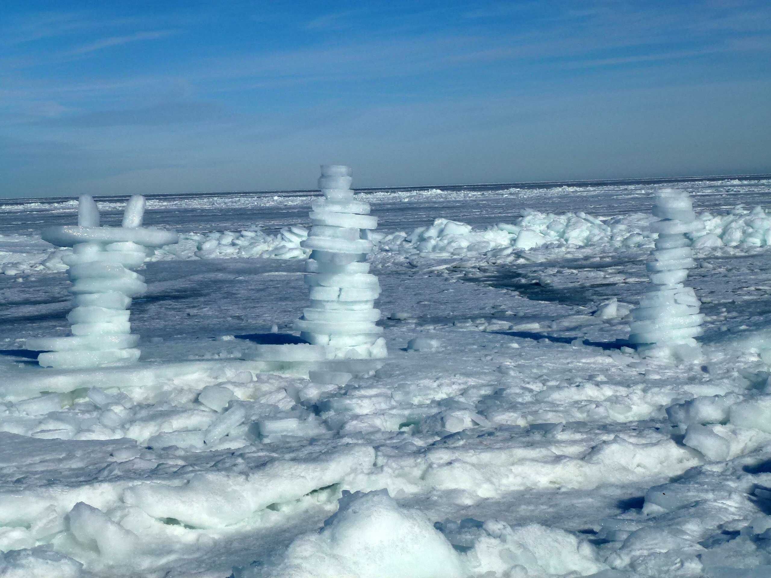 Eine verschneite Landschaft mit Eisformationen.