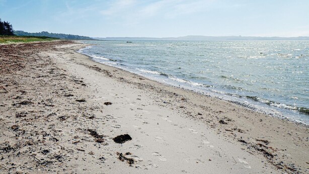 A beach with a sandy shore and calm water. - Stunning home in Knebel with sauna (Knebel)