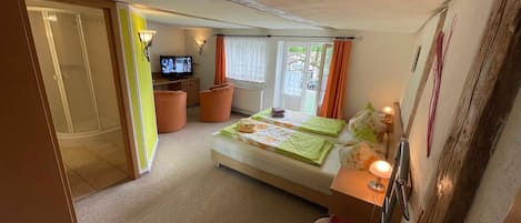 1 間睡房、書桌、床單、方便輪椅出入