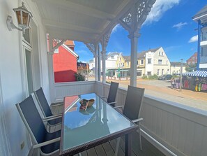 Unclassified image, 4 of 32, button