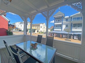 Unclassified image, 3 of 32, button