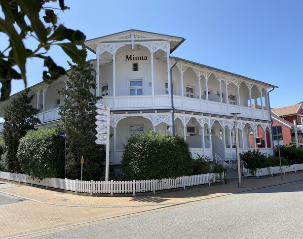 Unclassified image, 1 of 32, button