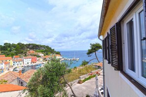 Property grounds - Holiday apartment with balcony (Veli Lošinj)