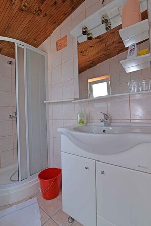 Bathroom - Holiday apartment with balcony (Veli Lošinj)