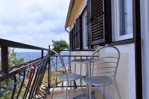 Property grounds - Holiday apartment with balcony (Veli Lošinj)