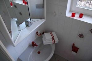 Dusj, hårføner og håndklær