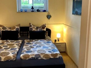2 habitaciones, cuna de viaje y ropa de cama 