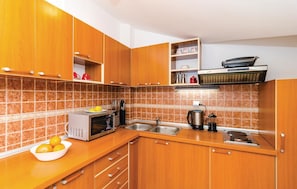 Fridge, stovetop