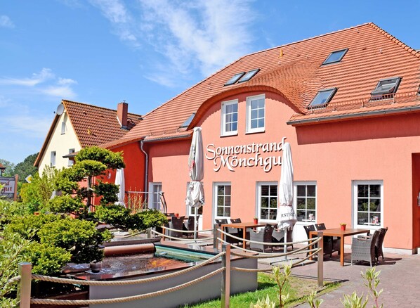 A building with a red facade and a sign that reads 'Sonnenstrand Monchgu.' - 02 Double Room B (H) - The small hotel and apartments on Mönchgut! (Mönchgut)