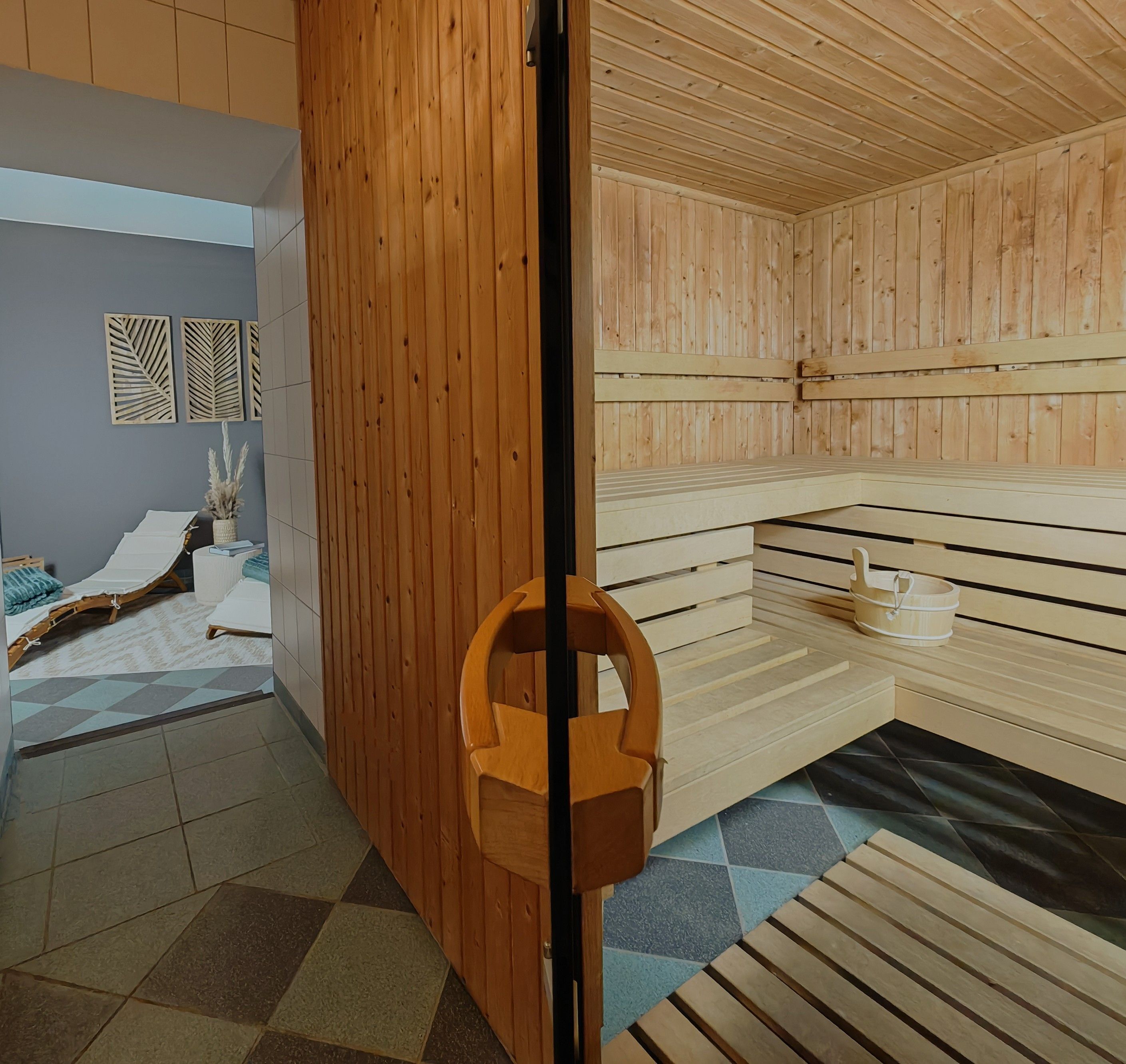 Un sauna avec des bancs en bois et une porte en bois.
