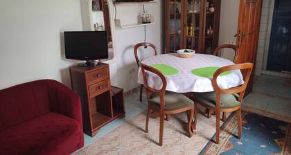 Estudio con terraza cubierta y billar, cerca del puerto