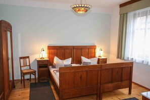 1 bedroom, bed sheets