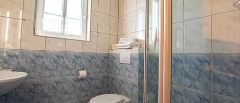 Een haardroger, handdoeken