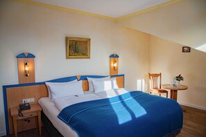 1 Schlafzimmer, Schreibtisch, Bettwäsche